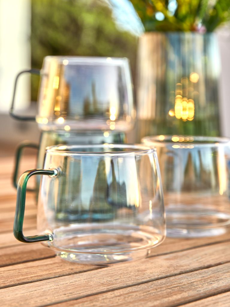 Căni din sticlă borosilicată pe terasă